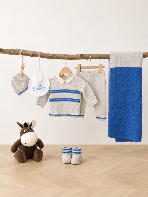 Corredino bambino bianco e blu con copertina e accessori coordinati.
